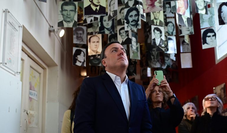 ARGENTINA-BUENOS AIRES.. Valentín Gonzalez Formoso, presidente de la Diputación de La Coruña, en una visita al espacio ECUNHI, emplazado dentro de la ESMA el mayor centro de detención clandestina durante la última dictadura militar. EFE/Matías Martin Campaya