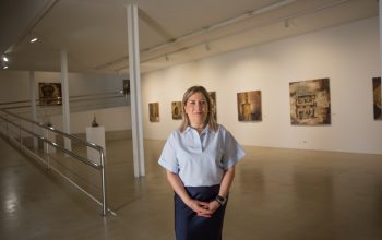 Marta Vázquez en la exposición de su padre
