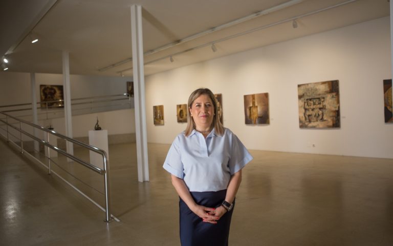Marta Vázquez en la exposición de su padre