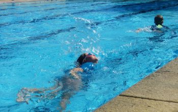 nenos en piscina
