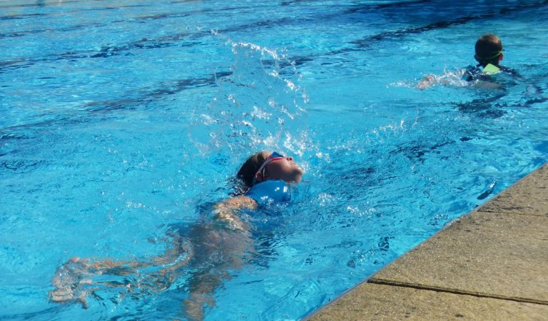 nenos en piscina