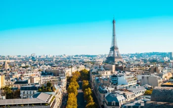 paisaje-urbano-paris-luz-sol-cielo-azul-fra_181624-50289.jpg