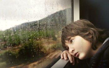 niño triste adolescente