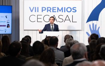 Jose Manuel Rey Varela recoge el premio a la Mancomunidad de Cegasal