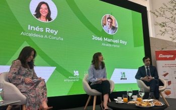 Inés Rey, alcaldesa de A coruña y Jose M. Rey Varela, alcalde de Ferrol, en las jornadas de APPECO.