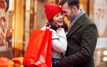romantic-moment-couple-winter-shopping