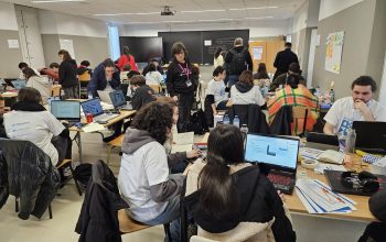Un grupo de estudiantes intentando resolver el reto propuesto en el Hackathon Navantia Next Pioneers 2025