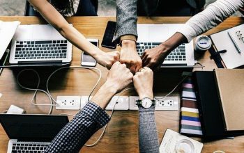 tecnologia trabajo en equipo ordenadores jovenes estudio