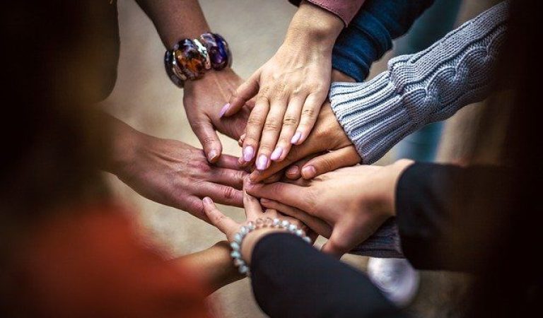 manos mujeres feminismo casa de acollida