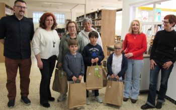 Algunos de los premiados acompañados del personal técnico de Cultura (foto: Concello de Neda)