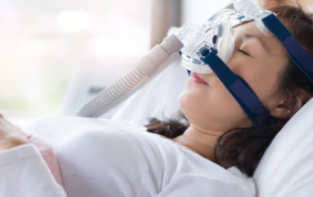 Mujer con apnea. Imagen de archivo