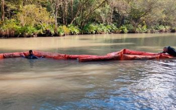 Instalación de barreras en el río Eume, donde vertidos han obligado a prohibir el consumo de agua en Pontedeume. (Imagen: Xunta de Galicia)